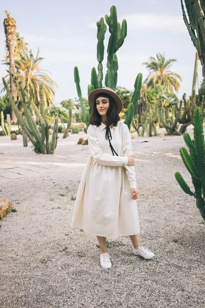 Amish tyttö kävelee — kuvapankkivalokuva