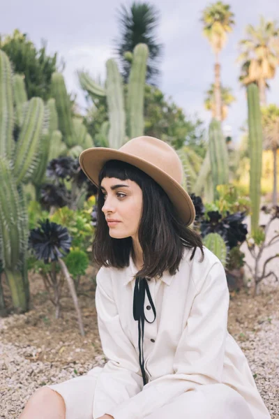 Amish kız yürüyor