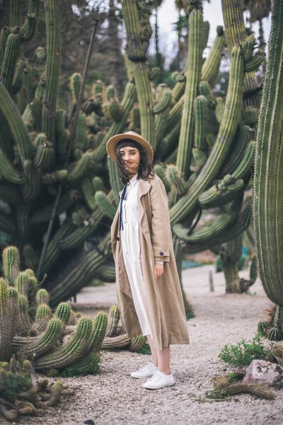 Chica amish camina — Foto de Stock