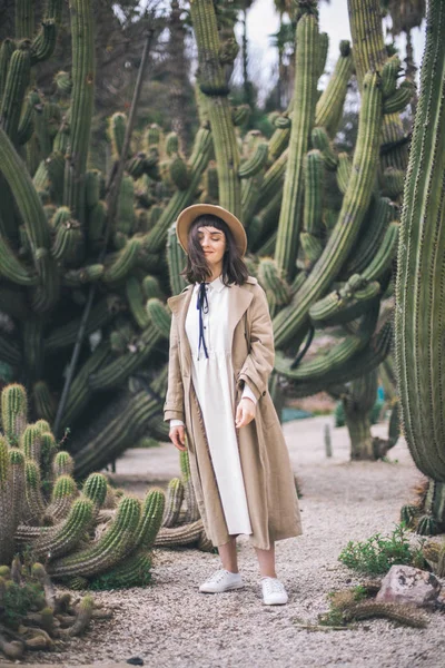 Amish kız yürüyor