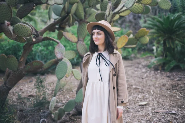 Amish Mädchen geht — Stockfoto