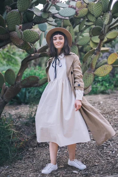Amish menina caminha — Fotografia de Stock
