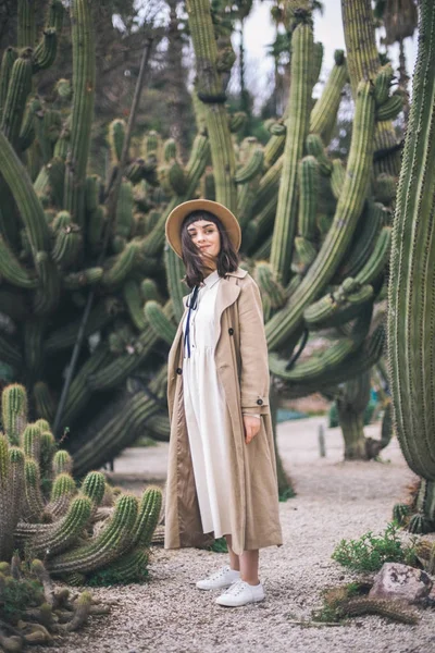 Chica amish camina — Foto de Stock