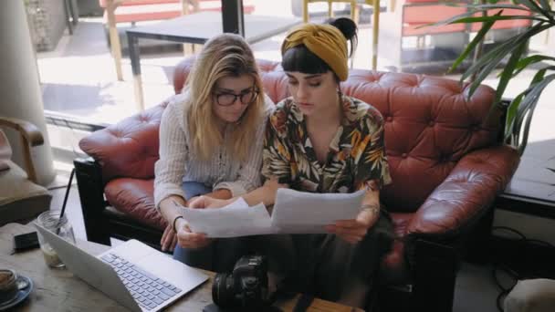 Présentation d'affaires et entretiens d'amis dans un café — Video