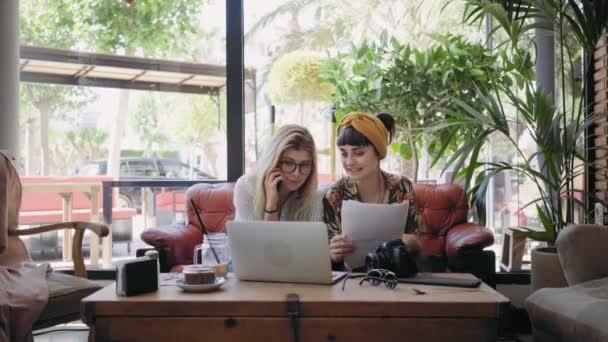 Présentation d'affaires et entretiens d'amis dans un café — Video