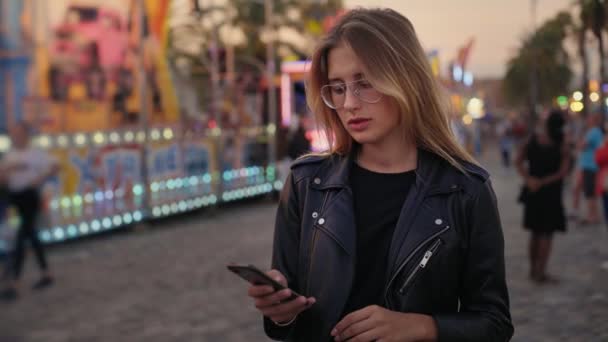 Gelukkig mooie dag in een pretpark — Stockvideo