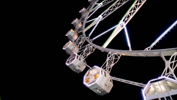 Feliz dia bonito no parque de diversões — Vídeo de Stock