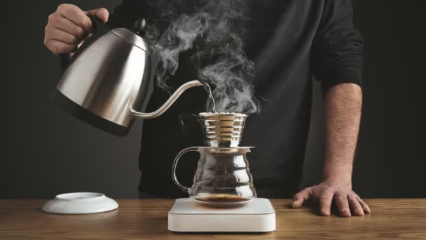 Steaming v60 drip coffee pot — Stock Video