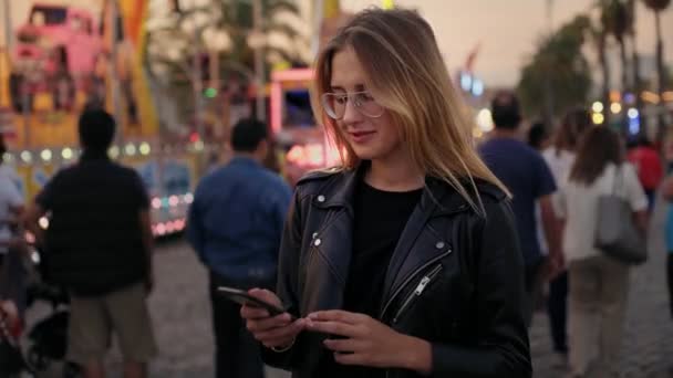 Gelukkig mooie dag in een pretpark — Stockvideo