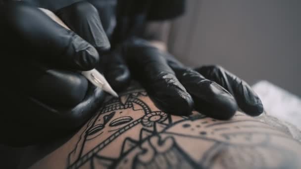 Tetování proces doma — Stock video