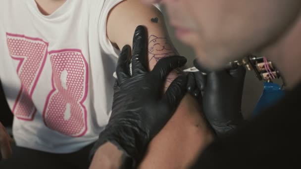 Processo di tatuaggio a casa — Video Stock