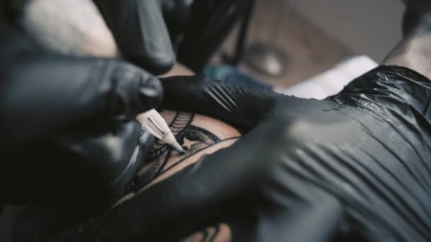 Процес татуювання вдома — стокове відео