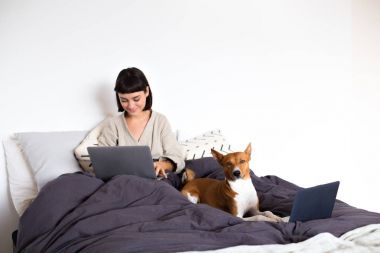 Kadın ve köpek işten eve yatak