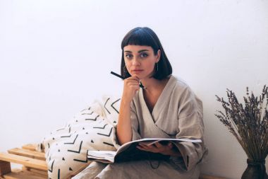 Kadın günlüğü not defterinde yazıyor