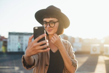 Kadın moda selfie yapar 