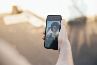 Kadının fotoğrafını selfie ile Smartphone