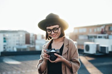 Güzel hipster kadın vintage kamera tutan