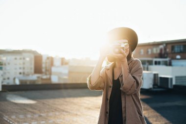 Genç kadın fotoğraf yapar