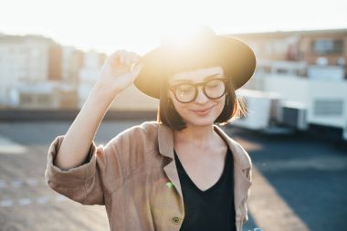 Kadın gülümsüyor ve utangaç ve güzel gülüyor