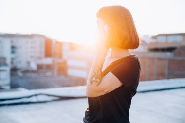 Smartphone içinde günbatımı güzel kadın görüşmeler