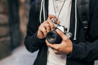 Vintage analog kamera tutan adam