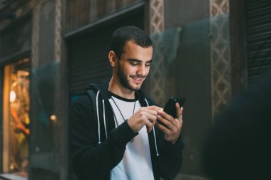 Adam akıllı ses parçaları değiştirir