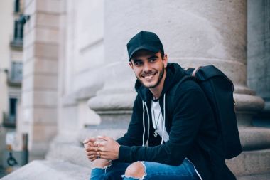 Öğrenci merdiven üstünde oturuyor