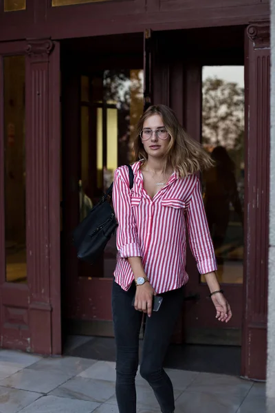 Kadın ofis binası bırakır