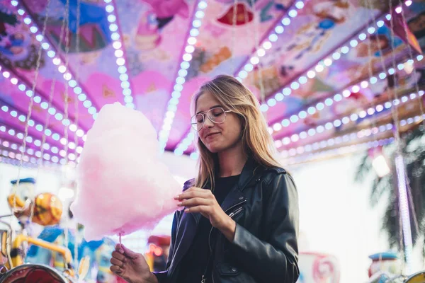 Mujer come algodón rosa de azúcar —  Fotos de Stock