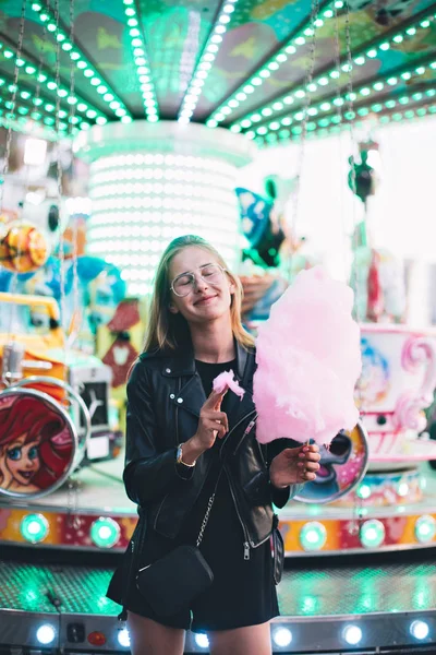 Mulher fica no meio do parque de diversões — Fotografia de Stock