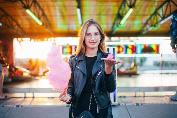 Mulher come algodão doce rosa — Fotografia de Stock