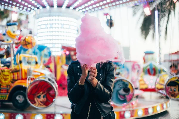 Kadın büyük pamuk şeker tutar