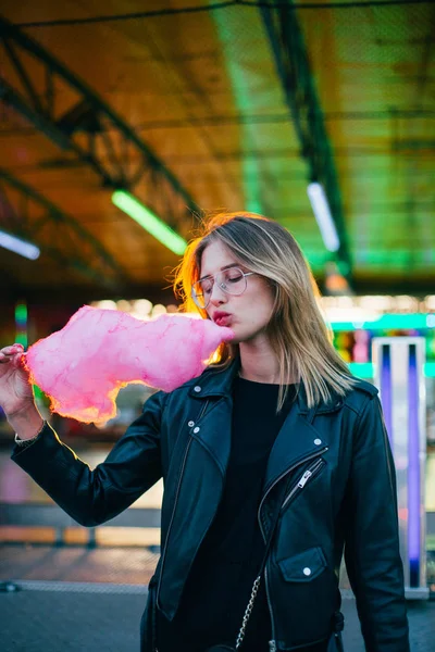 Kadın büyük pembe pamuk şeker tutar