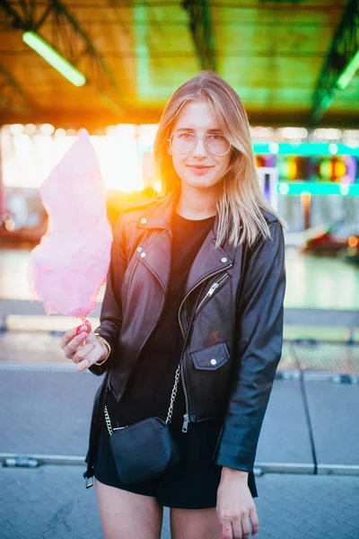 Kadın pembe pamuk şeker tutar 