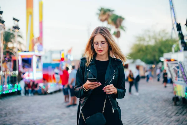 Belle femme discute au téléphone — Photo