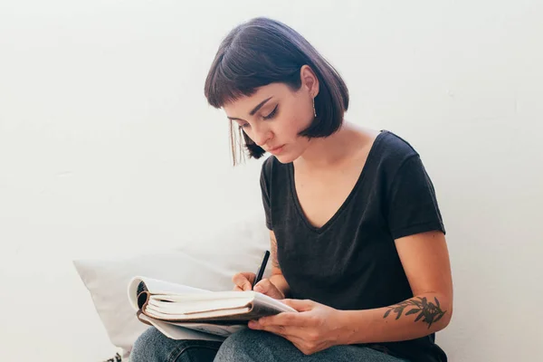 Woman writes in diary notebook — Stock Photo, Image