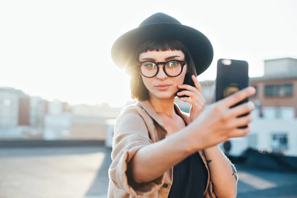 Woman makes selfie sunset — Stock Photo, Image