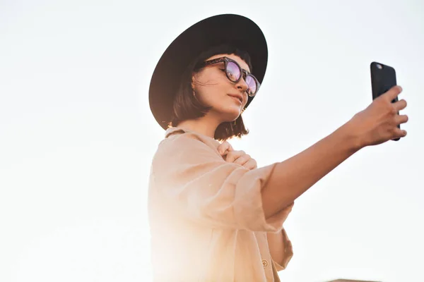 Woman poses for smartphone to make selfie — Stock Photo, Image