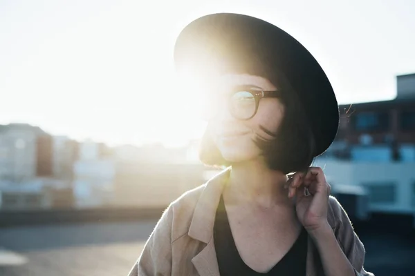 Femme de beauté en chapeau fedora au coucher du soleil — Photo