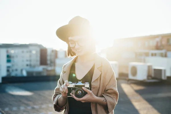 Beautiful woman holds vintage camera — Stock Photo, Image