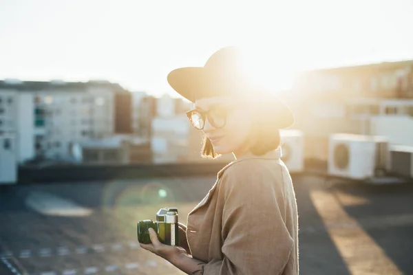 Молодая женщина держит винтажную камеру — стоковое фото
