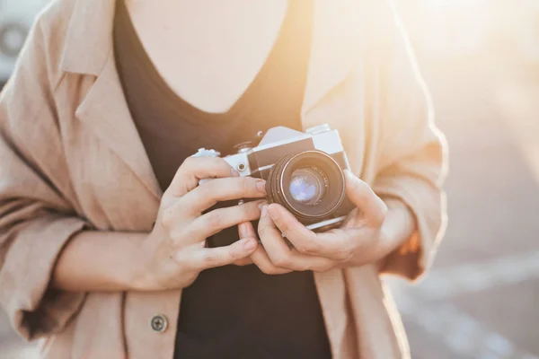 Woman holds vintage camera — Stock Photo, Image