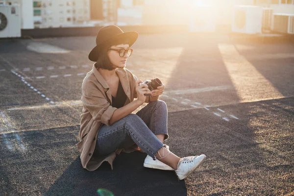 Hipster woman holds vintage camera — Stock Photo, Image