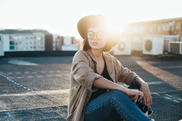 Hhipster woman holds vintage camera — Stock Photo, Image