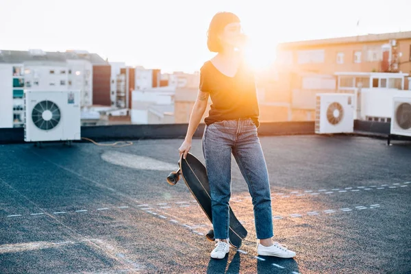 Belle fille avec longboard — Photo