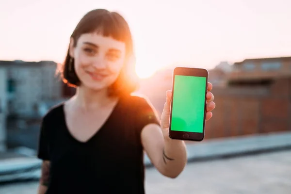 Mulher detém smartphone para câmera — Fotografia de Stock