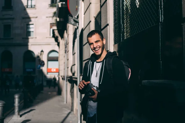 Fotograf lächelt und lacht in die Kamera — Stockfoto