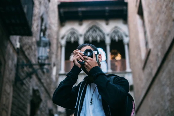 Estudante explora nova cidade e cultura — Fotografia de Stock