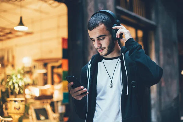 Attractive man stands in dark street — Stock Photo, Image