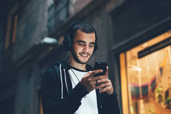 Man wears wireless music headphone — Stock Photo, Image